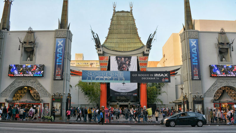 People lining up for Rogue One in 2016. Image: Brian Sims/LiningUp.net